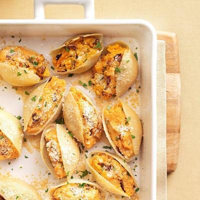 Batata-doce e conchas recheadas com cebola caramelizada