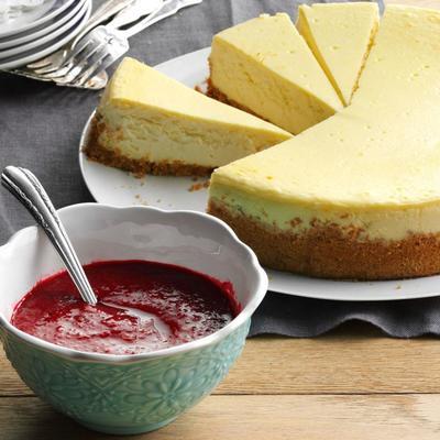 cheesecake com molho de framboesa vermelha (ou morango)