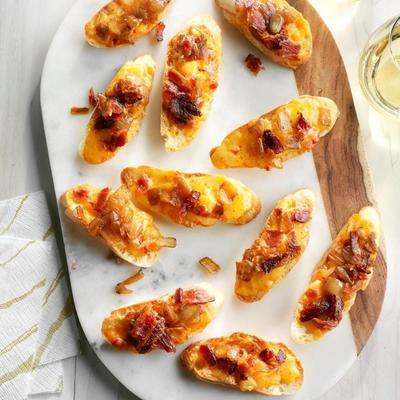 crostini de queijo fumado pimentão com cebola confit