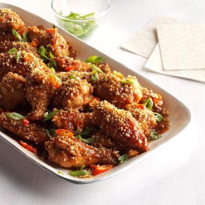 asas de caramelo picante com migalhas de cebolinha