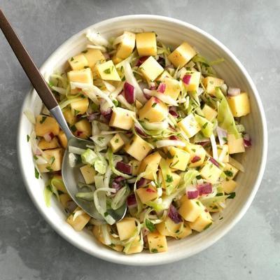 salada de rutabaga e repolho com cidra de maçã vinaigret