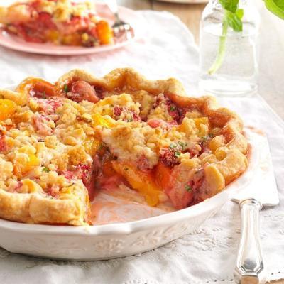 torta de migalhas de morango, pêssego e manjericão