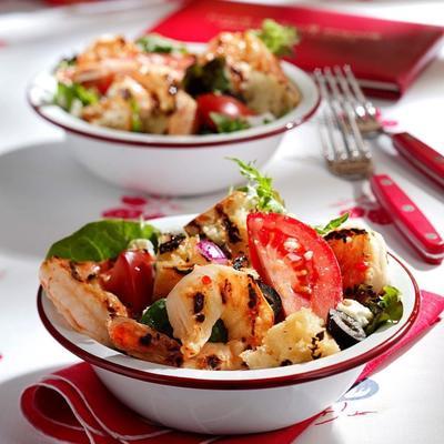 camarão estilo mediterrâneo e salada de pão grelhado
