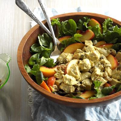 salada de frango e pêssego com curry