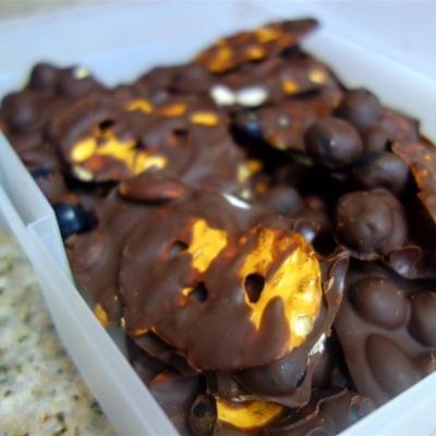 Bagas cobertas com chocolate, amêndoas e crisps de pretzel