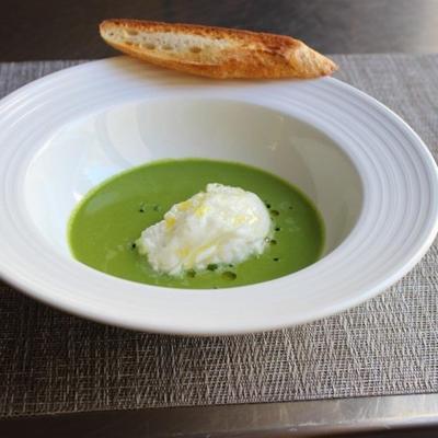 gaspacho verde com queijo burrata