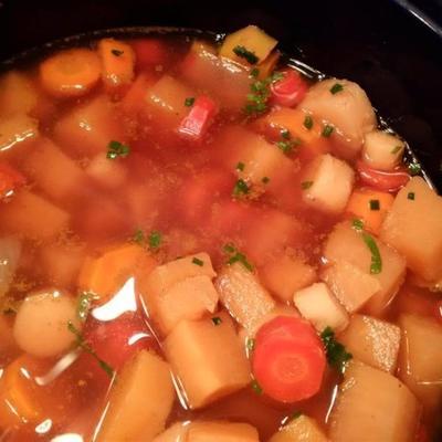 sopa de inverno vegetariana de raiz fogão lento