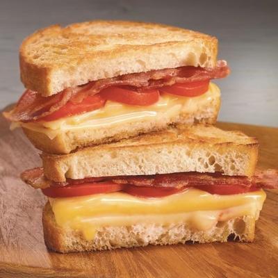 bacon, tomate e queijo grelhado triplo queijo