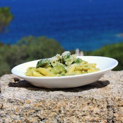 gnocchetti sardi em pesto leggero di zucchine (massa de pesto de abobrinha)