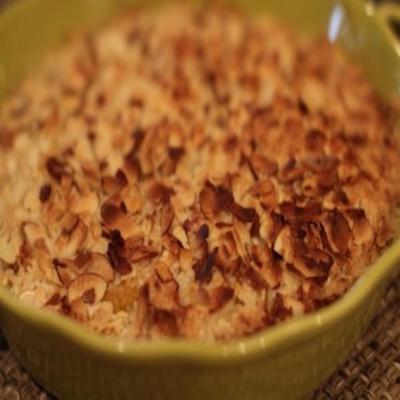 pimento crisp de pêssego com coco e amêndoas