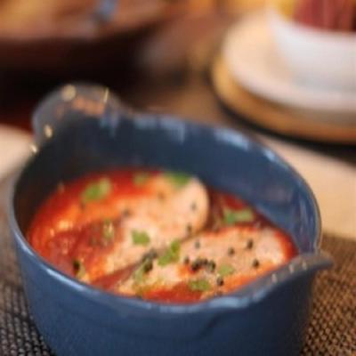 filetes de salmão em molho de tomate picante