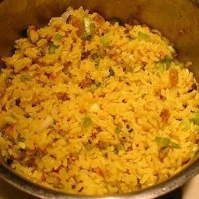 pilaf de arroz mediterrâneo com pistache e passas douradas