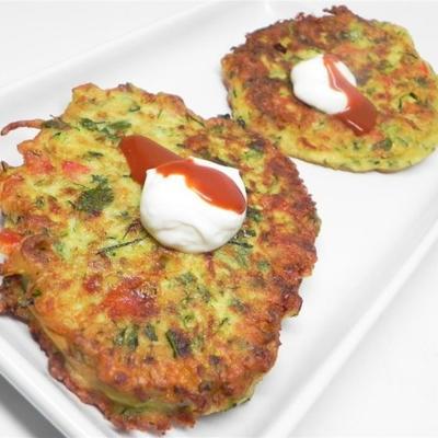 latkes de pimenta de cebola de abobrinha de influência indiana