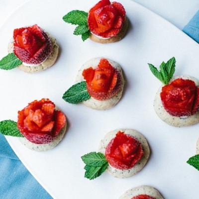 tartlet de semente de papoula limão com uma rosa de morango