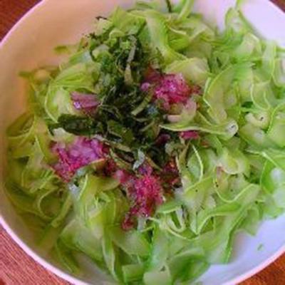 salada de abobrinha com hortelã e manjericão