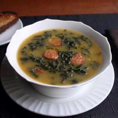 caldo verde (sopa de couve de linguiça portuguesa)