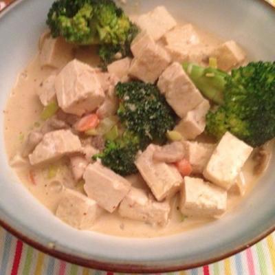 Caril vermelho vegan fácil com tofu e legumes