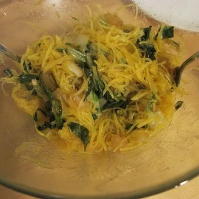 salada de squash spaghetti low-carb com bok choy
