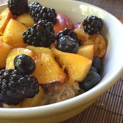 aveia vegan durante a noite com sementes de chia e frutas