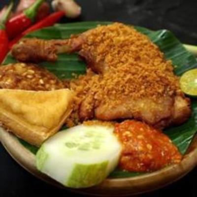 ayam penyet pedas (frango penyet picante indonésio)