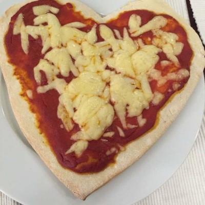 a pizza de coração romântico de liv e zack