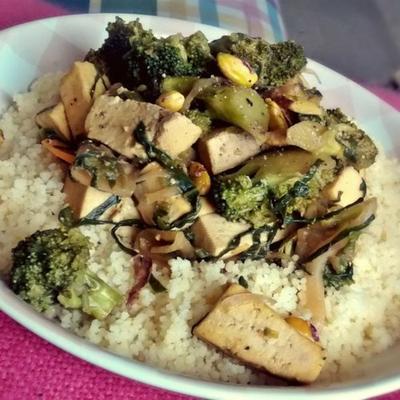 tofu e legumes salteados com cuscuz