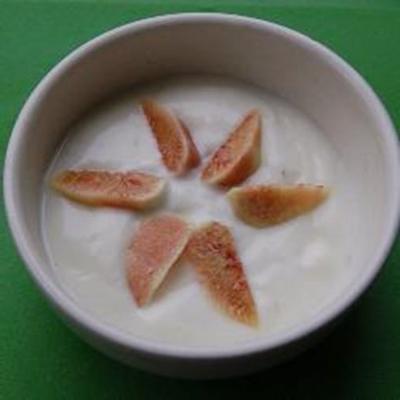 iogurte simples com figos frescos