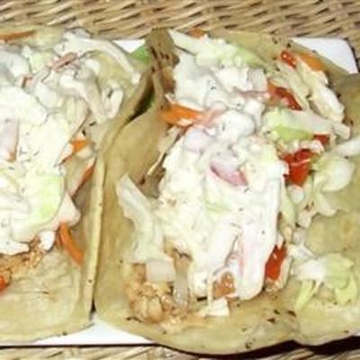 Tacos de peixe tilápia com salada de pimenta vermelha e aioli de queijo azul
