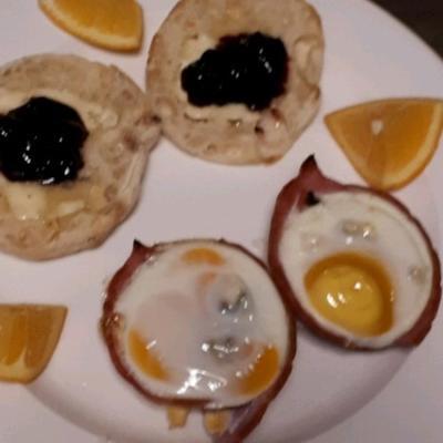 copos de presunto e ovo de café da manhã