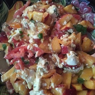 salada de verão com burrata, tomate e nectarina
