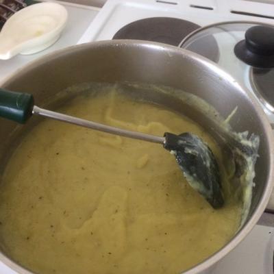 sopa fácil de alho-poró e batata