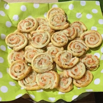Pinwheels de massa folhada com salmão defumado e cream cheese