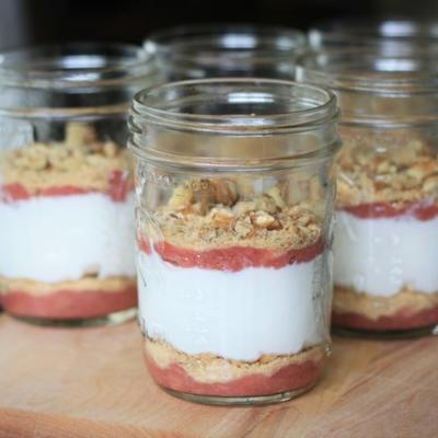 Parfaits de iogurte com ruibarbo