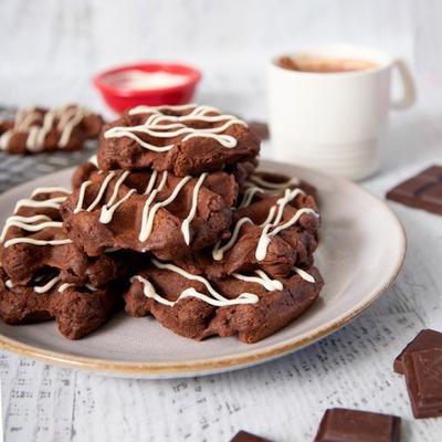 biscoitos de waffle de chocolate com especiarias