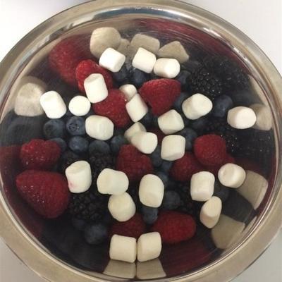 salada de fruta vermelha, branca e azul patriótica