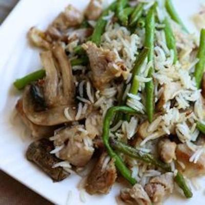 arroz rápido com feijão verde, frango e cogumelos