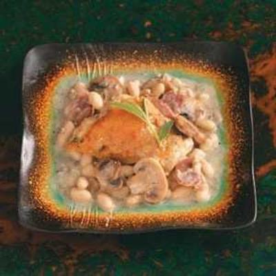 frango com molho de cogumelos saltimboca e feijão cannellini