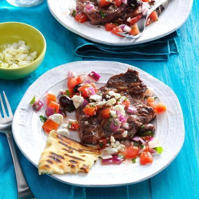 bifes grelhados com sabor grego e pão pita quente
