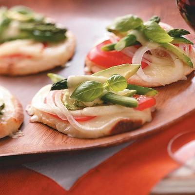 mini pizzas empilhadas com queijo e vegetais