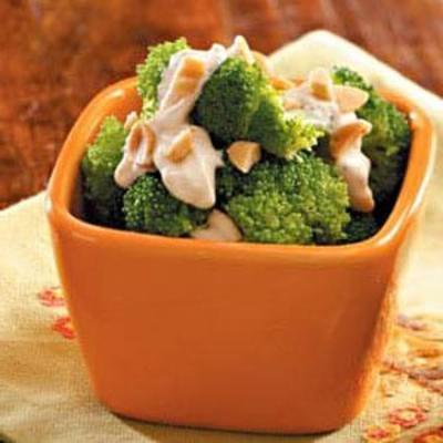 brócolis com molho de creme azedo e amendoim