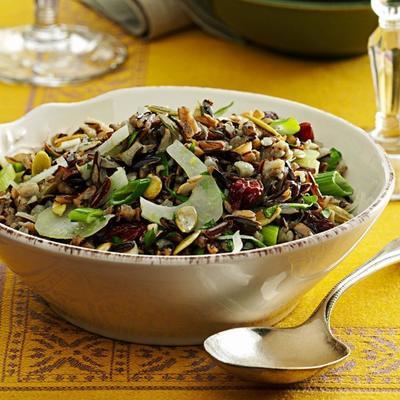 Erva-doce de arroz selvagem, cereja e salada de nozes