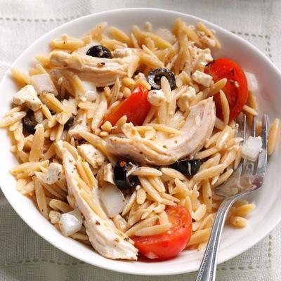 salada de orzo mediterrânea para concurso de cookout de verão