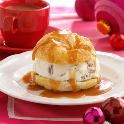 profiteroles de noz pecan manteiga com molho de caramelo quente