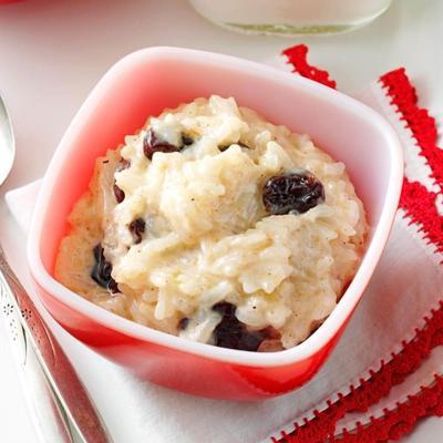 Pudim de arroz com cereja e especiarias