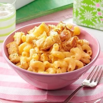 macarrão com queijo com cubos de pão de alho crocante