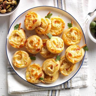 pinwheels do queijo Cheddar do pimentão pinwheels do queijo Cheddar do pimentão