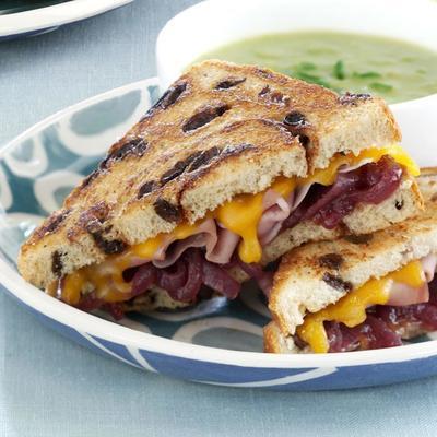 cheddar envelhecido e presunto com cebola doce jam em torrada de uva passa