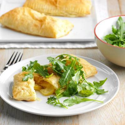 maçã, queijo cheddar branco e torta de rúcula