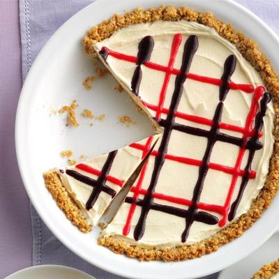 torta de sorvete de vermelho, branco e mirtilo com crosta de granola