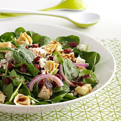 salada de espinafre tortellini de frango com molho vinagrete de tomate balsâmico